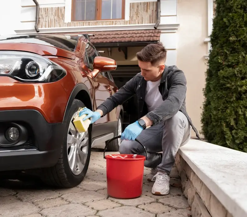 Lavage auto à domicile Ménétrol : professionnel intervenant sur un véhicule